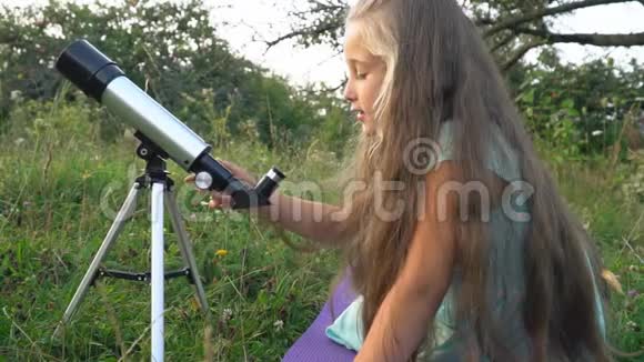 小女孩透过望远镜看视频的预览图