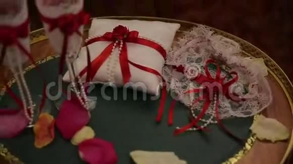 喜庆的餐桌设置与鲜花餐巾纸老式餐具眼镜明亮的桌子装饰细节婚礼视频的预览图