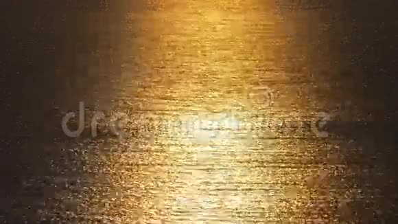 美丽的金色日落与海浪视频的预览图