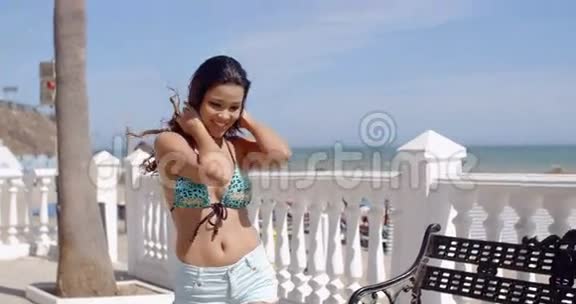 无忧无虑的女人在暑假里快乐视频的预览图