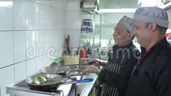 两个厨师在厨房餐厅做饭视频的预览图