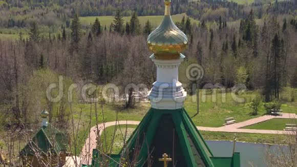 东正教穹顶与泰加森林背景视频的预览图