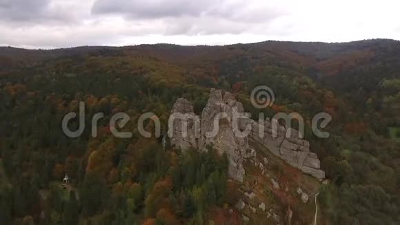 飞越森林和在多云天气岩石全高清空中视频视频的预览图