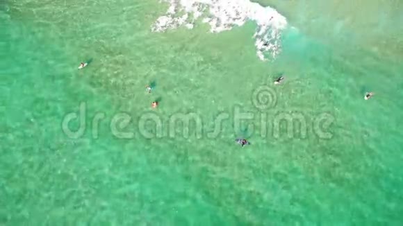 冲浪者正躺在水上鸟瞰图上视频的预览图