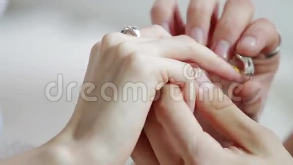 年轻人浪漫地向女朋友求婚视频的预览图