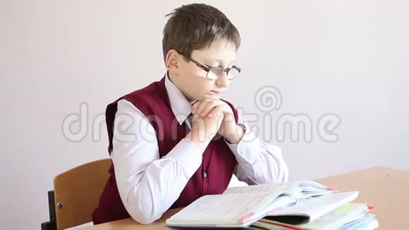 戴眼镜的男孩在看书视频的预览图