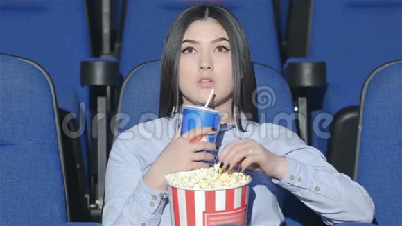 一个亚洲女人独自在电影院视频的预览图