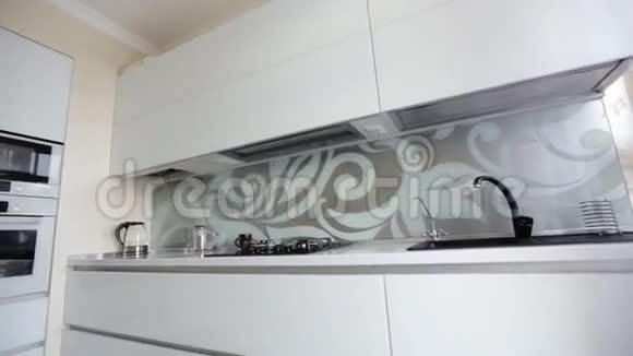 豪华的白色现代厨房在一个非常漂亮的新公寓视频的预览图