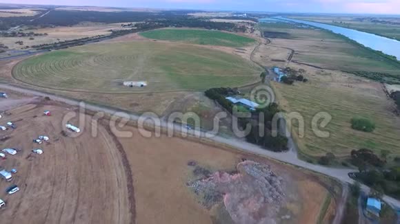 墨累河沿岸的圆形作物灌溉空中镜头视频的预览图