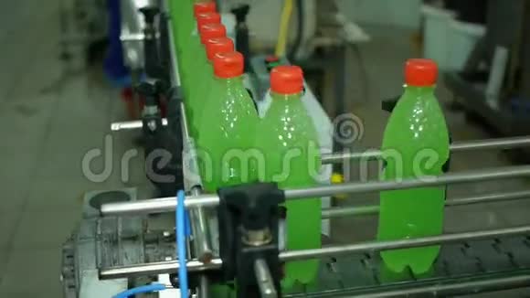 柠檬汽水瓶沿着传送带移动在生产上充满了包装扭曲视频的预览图