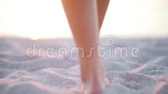 双脚特写那个女孩在日落时出海慢动作特写镜头美丽苗条的身体视频的预览图