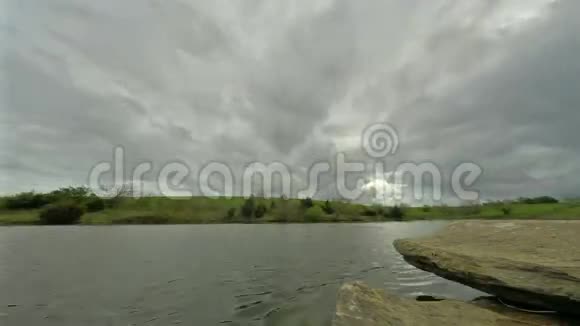 云和雨过湖视频的预览图