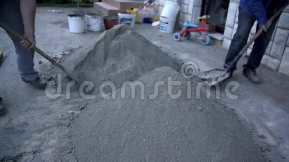 两个人铲石灰和沙子视频的预览图