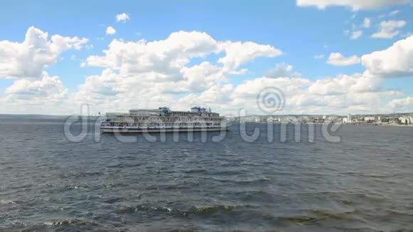 伏尔加河上的三层客轮俄罗斯萨拉托夫视频的预览图