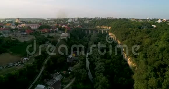 鸟瞰峡谷和古镇峡谷烟雾卡梅内茨波多尔斯基视频的预览图