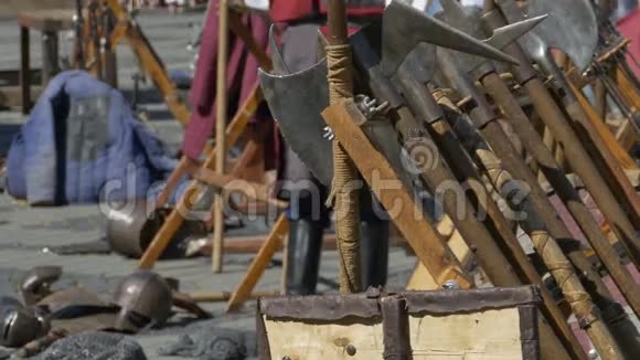中世纪木架上的武器视频的预览图