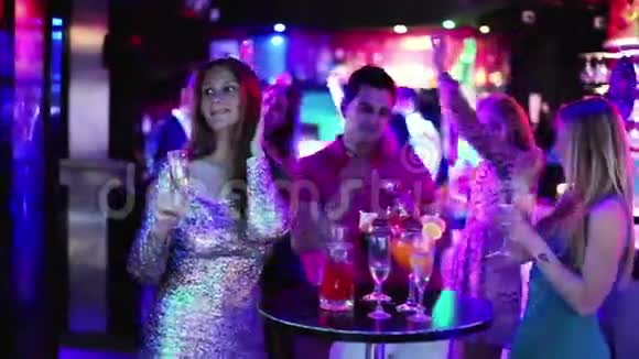 微笑的女性和男性在酒吧里玩的画像视频的预览图