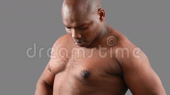 肌肉男测量他的体重视频的预览图