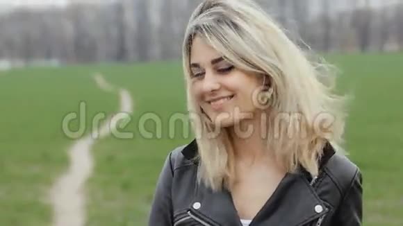 年轻女性摇滚歌手微笑着看绿野相机的肖像视频的预览图