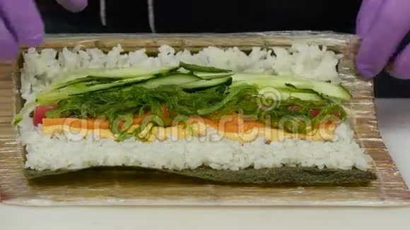 厨师用竹垫准备寿司关门视频的预览图