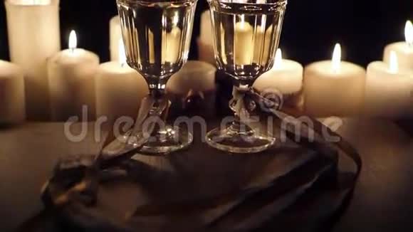 带两杯酒的浪漫之夜点着蜡烛高清视频的预览图