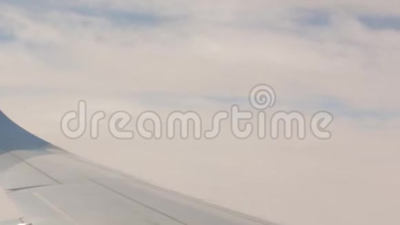云中的飞机翼视频的预览图