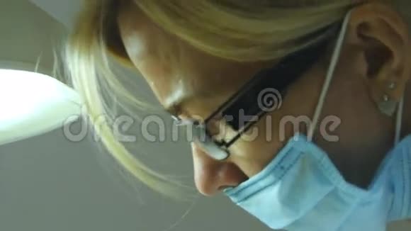 佩戴防护工作眼镜的女医生特写肖像戴医用口罩的女性脸宇宙学家或视频的预览图