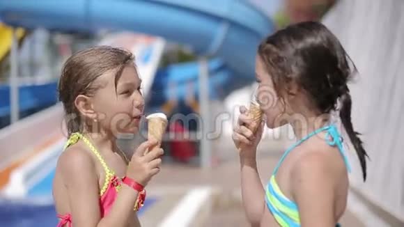 两个小女孩在游泳池后吃冰淇淋视频的预览图