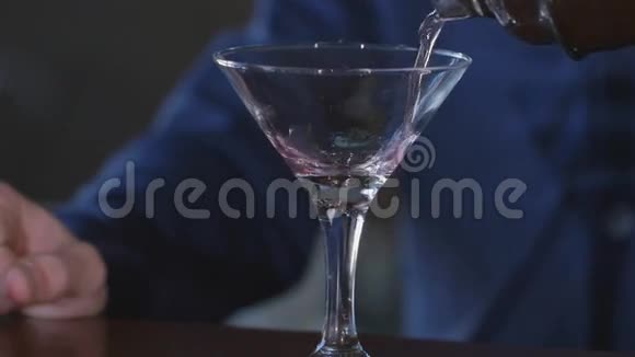 慢动作近距离拍摄红色鸡尾酒被马丁尼玻璃视频的预览图