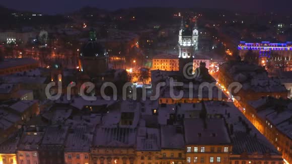 夜城冬雪黄昏屋顶景观视频的预览图