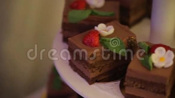 为婚礼派对准备的点心纸杯蛋糕神奇的巧克力蛋糕和纸杯蛋糕巧克力焦糖蛋糕和坚果视频的预览图