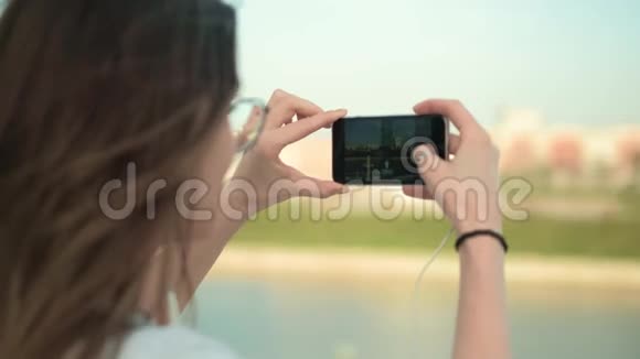 美丽的夏日女子在电话4k拍照视频的预览图
