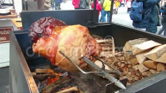 在街头市场上烤着美味的布拉格火腿视频的预览图