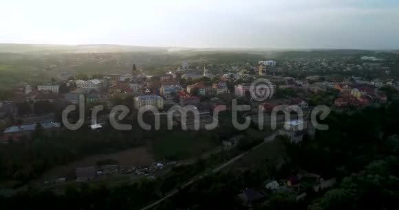 鸟瞰峡谷和古镇峡谷烟雾卡梅内茨波多尔斯基视频的预览图