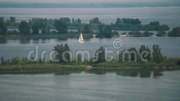 夏天游艇在河中的岛屿间航行视频的预览图