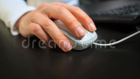老鼠10软焦点到手的男人点击鼠标中间按钮右手从正面右视视频的预览图