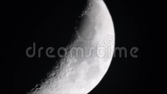 月亮随着地球的转动而移动视频的预览图