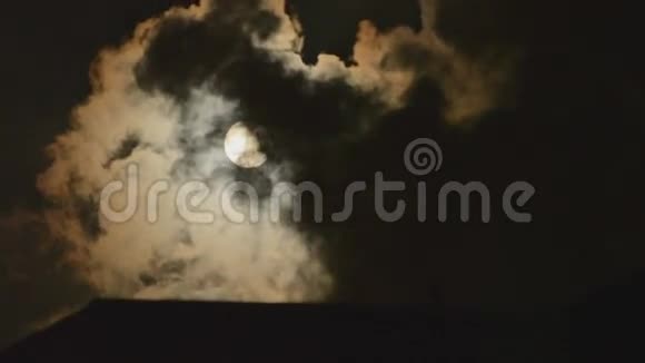 云穿过月亮视频的预览图