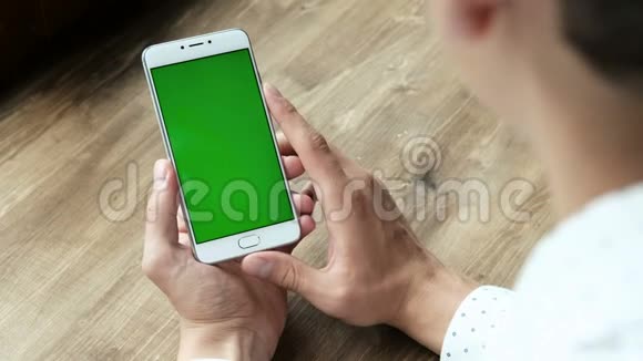 使用智能手机手机桌上有绿色屏幕视频的预览图