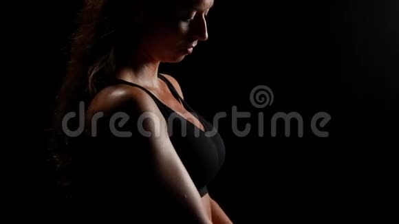 带绷带和折叠手臂的肌肉女视频的预览图