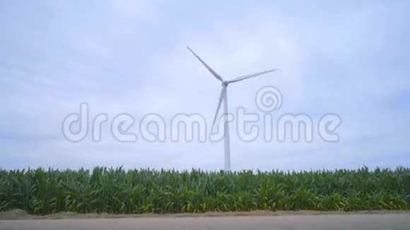 风力涡轮机小车射击多云天气下的绿田风力发电机视频的预览图