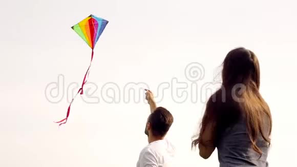 快乐的夫妇放风筝视频的预览图