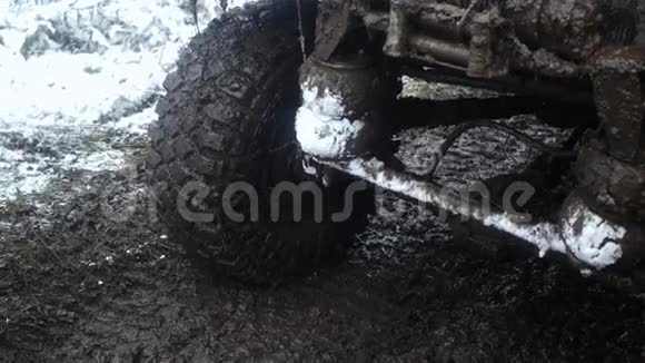 一辆黑色的大吉普车在泥土里上面铺着一个圆形的吊坠动作缓慢视频的预览图