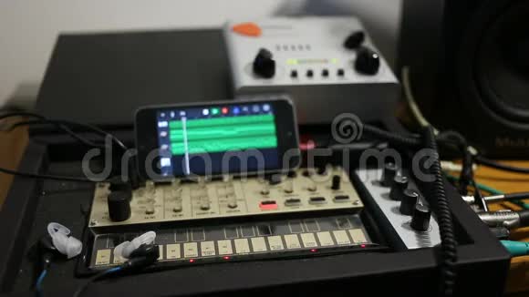 一排排模拟MIDI控制器声音均衡的音乐装置视频的预览图