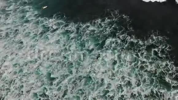 冲浪者在水边的鸟瞰图印度视频的预览图
