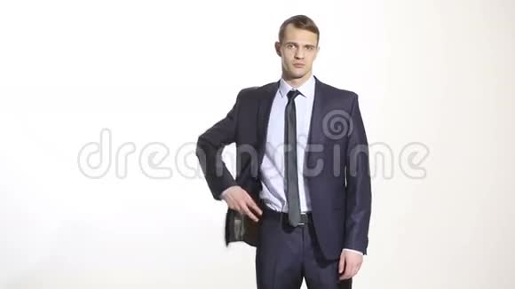 肢体语言穿商务服的男人孤立的白色背景培训管理人员销售代理手放在腰带上aa视频的预览图