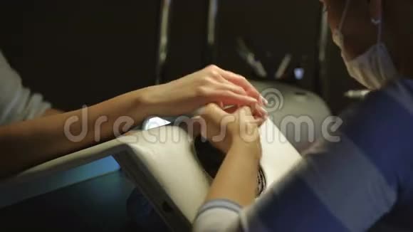 美容店的修指甲工艺显示指甲的填充和抛光视频的预览图