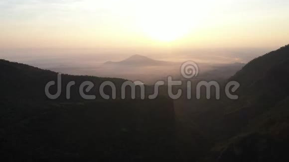 泰国清迈的日出和山景视频的预览图