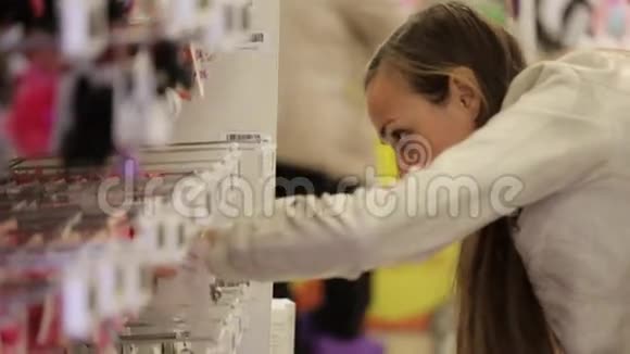 年轻的高加索女人在购物中心挑选一个酒吧视频的预览图