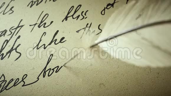 墨水笔在旧纸上写诗视频的预览图